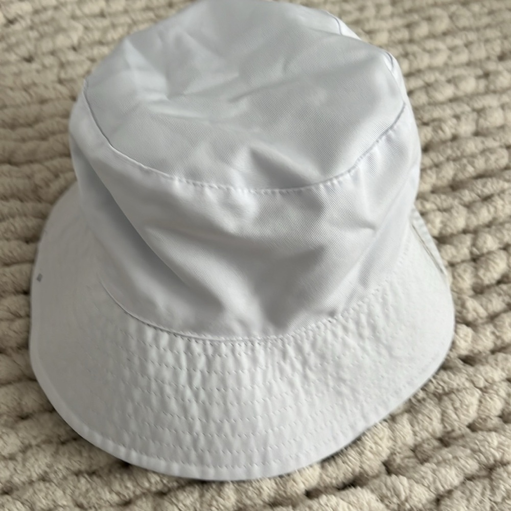 alice + olivia Daisy Reversible Sun Bucket Hat, NWOT, Black Daisy/White - Picture 14 of 14